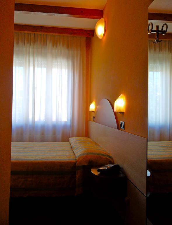 Hotel Giglio Salsomaggiore Terme Pokoj fotografie